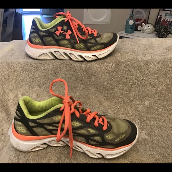 Under Armor running shoe size 6. - Picture 4 of 5
